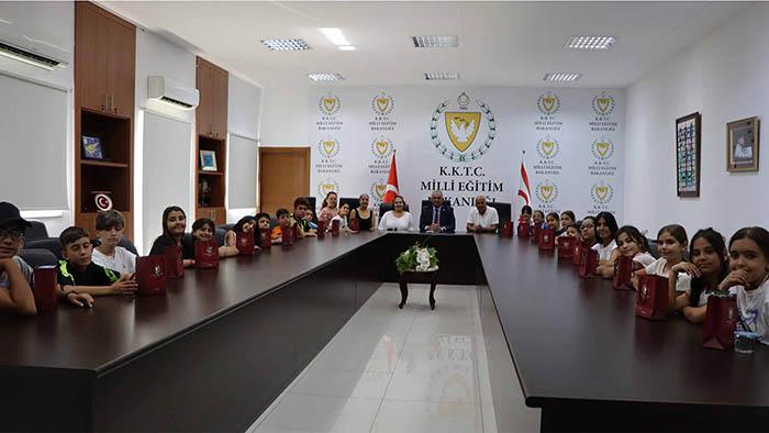 Bakan Çavuşoğlu, Dört İşlem Eğitim Merkezi Öğrenci ve Öğretmenlerini Kabul Etti