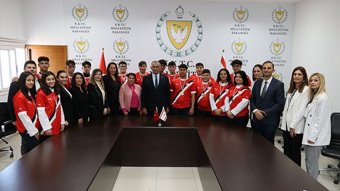 Bakan Çavuşoğlu, Haydarpaşa Ticaret Lisesi ve Güzelyurt Meslek Lisesi Mutfak Bölümü öğrencileri ve sorumlu öğretmenlerini kabul etti