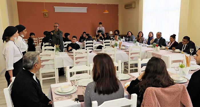 Bakan Çavuşoğlu, Haydarpaşa Ticaret Lisesi’ni ziyaret etti.