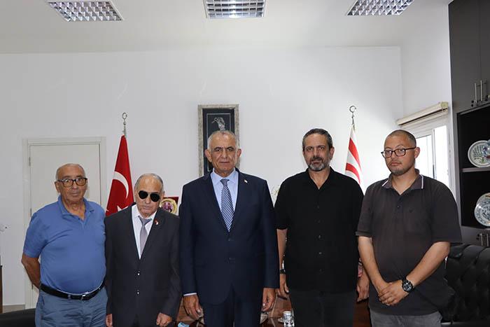 Bakan Çavuşoğlu, Engelliler Federasyonu'nu Kabul Etti