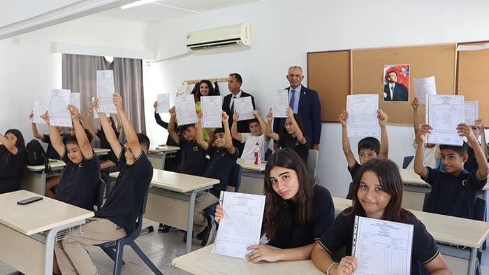 Bakan Çavuşoğlu, Öğrencilerin Karne Sevincine Ortak Oldu