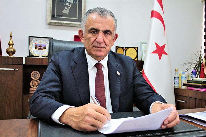 Milli Eğitim Bakanı Nazım Çavuşoğlu, İrsen Küçük Ortaokulu’nda başörtüsü ile gelen öğrencinin Kıbrıs Türk Orta Eğitim Öğretmenler Sendikası (KTOEÖS) ve okul yönetiminin tepkisi üzerine okula alınmaması tartışmalarına ilişkin açıklama yaptı