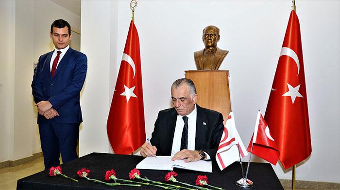Çavuşoğlu, Taziye Defterini İmzaladı.