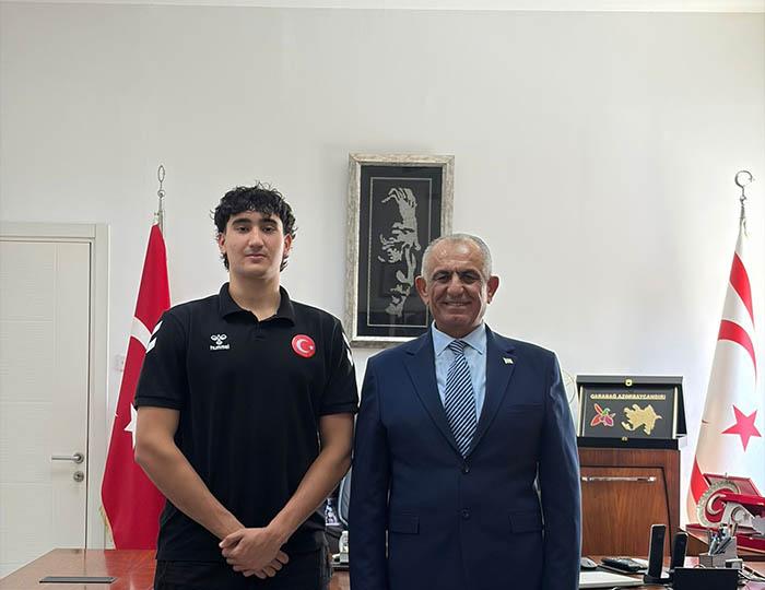 Bakan Çavuşoğlu, Beşiktaş’a Transfer Olan Akçam’ı Kabul Etti