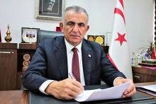 Milli Eğitim Bakanı Nazım Çavuşoğlu, İrsen Küçük Ortaokulu’nda başörtüsü ile gelen öğrencinin Kıbrıs Türk Orta Eğitim Öğretmenler Sendikası (KTOEÖS) ve okul yönetiminin tepkisi üzerine okula alınmaması tartışmalarına ilişkin açıklama yaptı