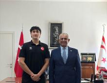 Bakan Çavuşoğlu, Beşiktaş’a Transfer Olan Akçam’ı Kabul Etti
